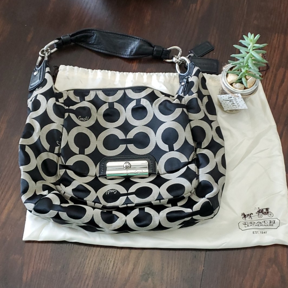 Gently loved authentic COACH shoulder purse 👛
